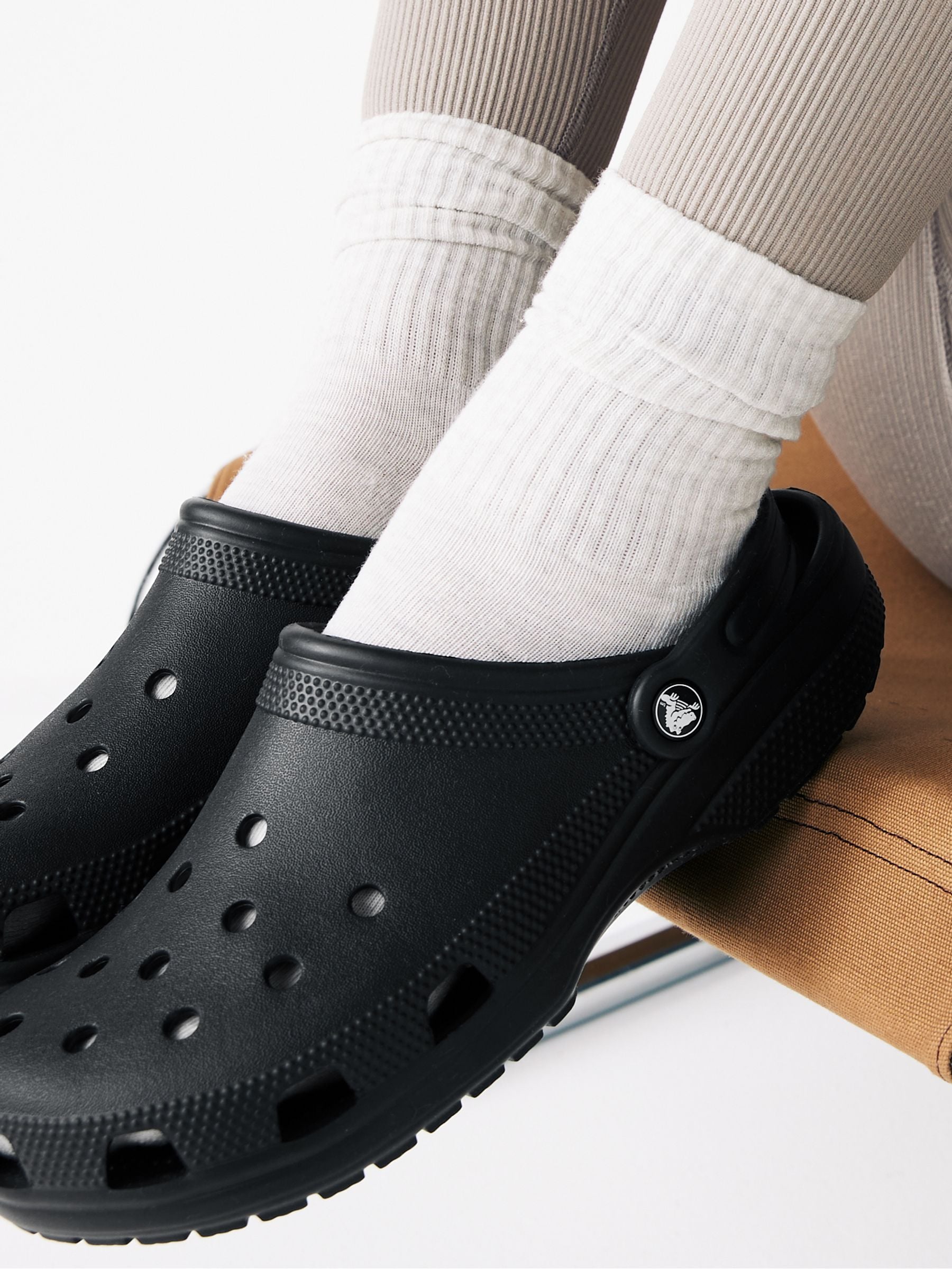 Next：日本 ブラック - Crocs 大人用 クラシック クロッグ from Next Japan