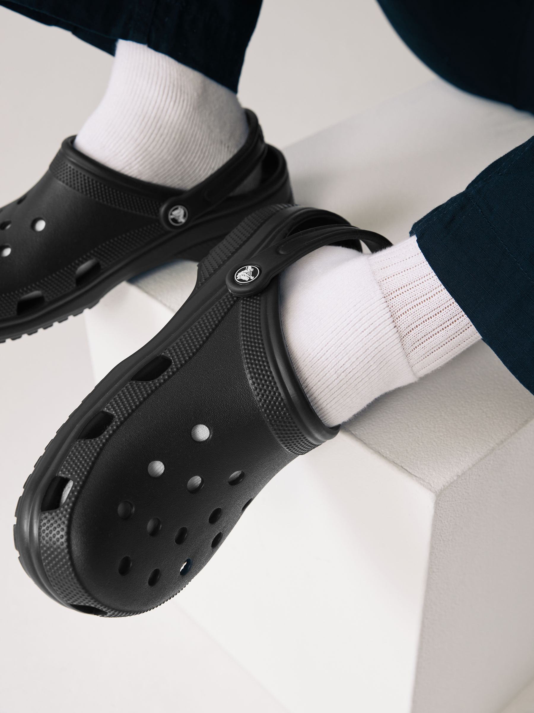 Next：日本 ブラック - Crocs 大人用 クラシック クロッグ from Next Japan