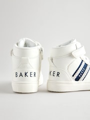 أبيض - حذاء رياضي بقبة مرتفعة مزيّن بشريط يحمل شعار الماركة للأولاد من Baker by Ted Baker - صورة 4 من 7