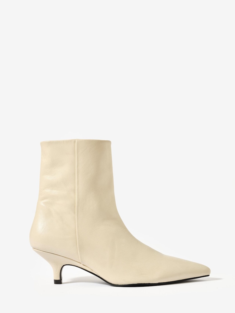Weiß - Mint Velvet Ashley Suede Ankle Boots - Bild 1 von 4 Weiß - Mint Velvet Ashley Suede Ankle Boots - Bild 1 von 4