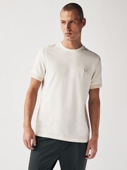 Ecru, Weiß - Fred Perry 100 % Baumwolle T-Shirt mit gestreiften Bündchen in Schwarz - Bild 1 von 4