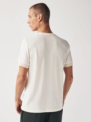 Ecru, Weiß - Fred Perry 100 % Baumwolle T-Shirt mit gestreiften Bündchen in Schwarz - Bild 2 von 4