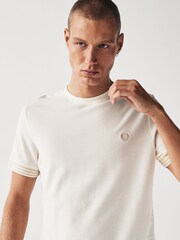Ecru, Weiß - Fred Perry 100 % Baumwolle T-Shirt mit gestreiften Bündchen in Schwarz - Bild 4 von 4