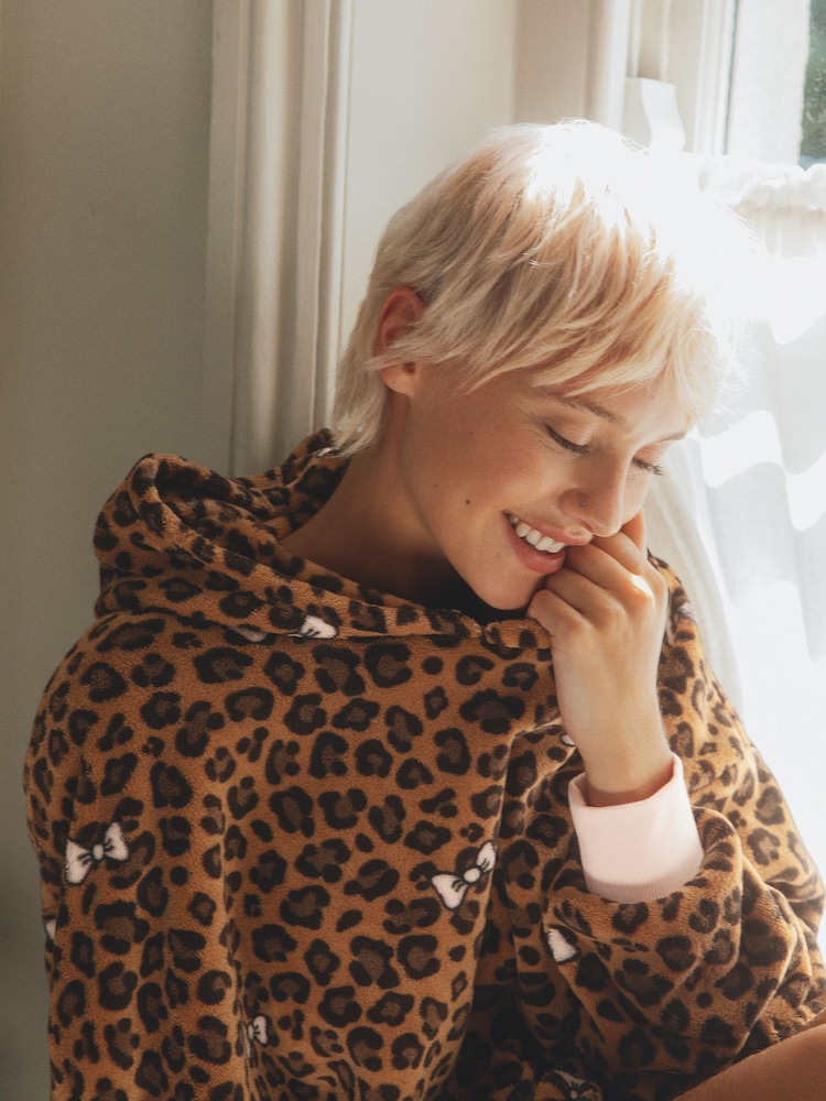 Urban Threads Urban Threads Bow Leopard Print Fleece Blanket Hoodie - Imagen 2 de 4 Urban Threads Urban Threads Bow Leopard Print Fleece Blanket Hoodie - Imagen 2 de 4