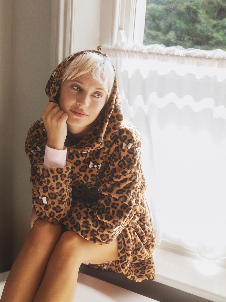 Urban Threads Urban Threads Bow Leopard Print Fleece Blanket Hoodie - Imagen 4 de 4 Urban Threads Urban Threads Bow Leopard Print Fleece Blanket Hoodie - Imagen 4 de 4