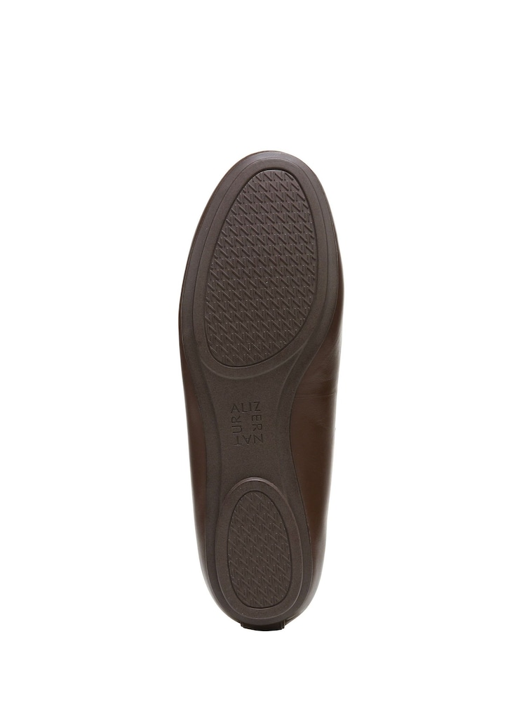 Schokoladenbraun - Naturalizer Maxwell Ballerinas aus Leder - Bild 7 von 7 Schokoladenbraun - Naturalizer Maxwell Ballerinas aus Leder - Bild 7 von 7