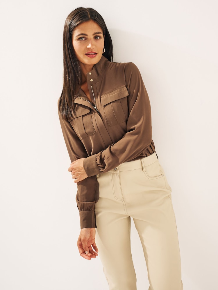 Braun - Bluse mit Reißverschluss vorne und Utility-Tasche - Bild 1 von 3 Braun - Bluse mit Reißverschluss vorne und Utility-Tasche - Bild 1 von 3