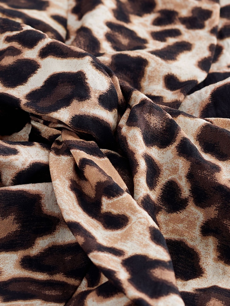 Leo-Animalprint - Kurzärmeliges Midikleid mit verdrehter Taille - Bild 6 von 6 Leo-Animalprint - Kurzärmeliges Midikleid mit verdrehter Taille - Bild 6 von 6
