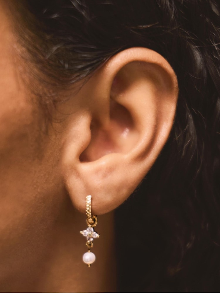 Accessorize 14karat belagte blomsterperle-bøyleøreringer - Bilde 2 av 2 Accessorize 14karat belagte blomsterperle-bøyleøreringer - Bilde 2 av 2