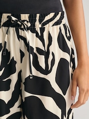 GANT Cream Relaxed Fit Palm Print Fluid Shorts - Image 5 of 7