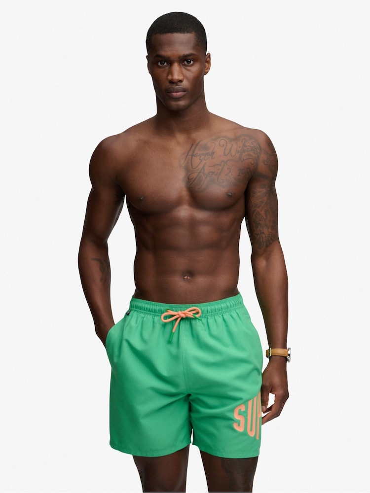 Shorts de baño de 16 pulgadas con logo estampado de Superdry - Imagen 1 de 8