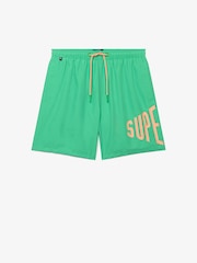 Shorts de baño de 16 pulgadas con logo estampado de Superdry - Imagen 7 de 8