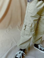 Salbeigrün - Parachute-Cargohose mit Jerseyfutter (3–16 Jahre) - Bild 1 von 8