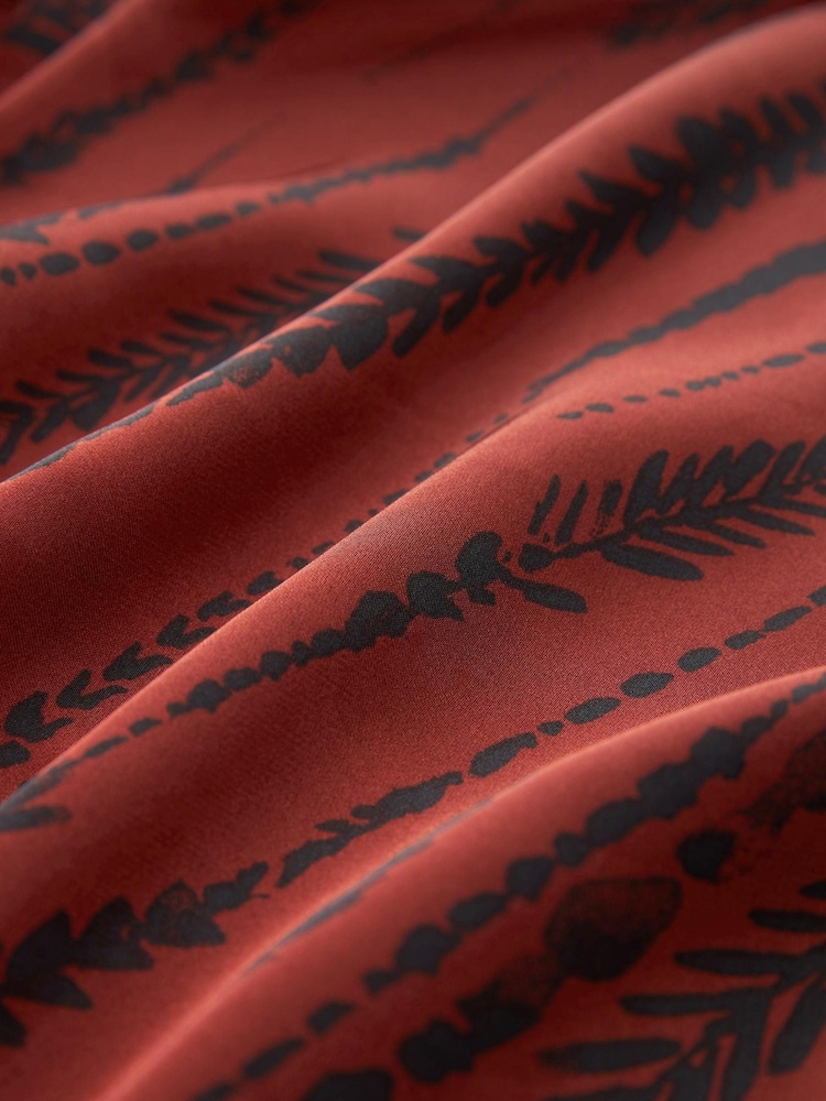 Braun mit Blatt-Print - Langärmliges Midikleid mit Bindeschleife - Bild 10 von 10 Braun mit Blatt-Print - Langärmliges Midikleid mit Bindeschleife - Bild 10 von 10