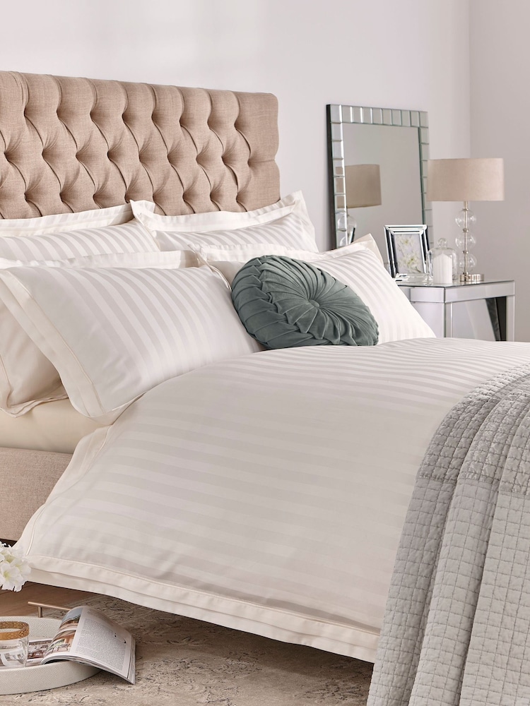 Laura Ashley комплект из % хлопка с пододеяльником и наволочкой из 100хлопка - Изображение 1 из 5 Laura Ashley комплект из % хлопка с пододеяльником и наволочкой из 100хлопка - Изображение 1 из 5