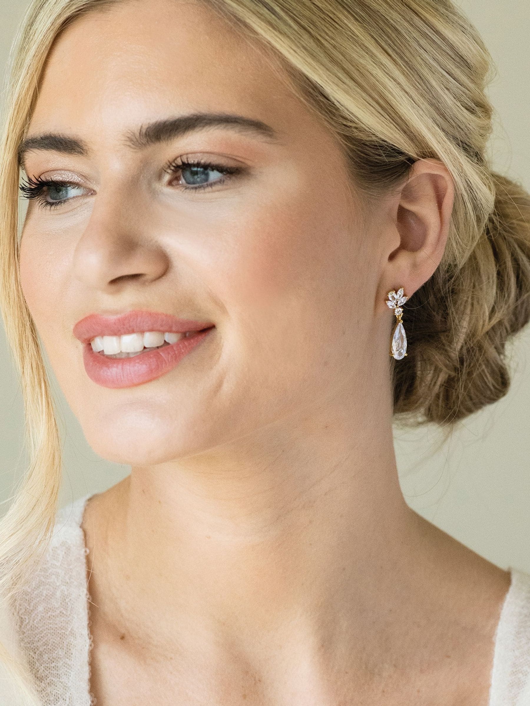 ROCCA ダングルピアス 3連クリスタル付き ROCCA ダングルピアス 3連クリスタル付き ROCCA ダングルピアス