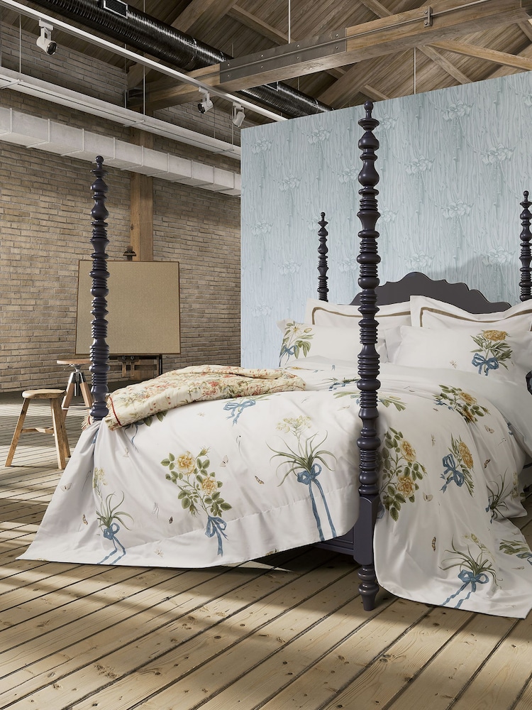 Sanderson Quince Chalk Cupids Beau 100% Cotton Duvet Cover and Pillowcase Set - Image 1 of 5