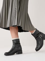 Schwarz - Forever Comfort Stiefel mit Schnallenriemen - Bild 1 von 6