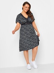 Yours Curve Blue V-Neck Lace Detail Dress - Image 3 of 4