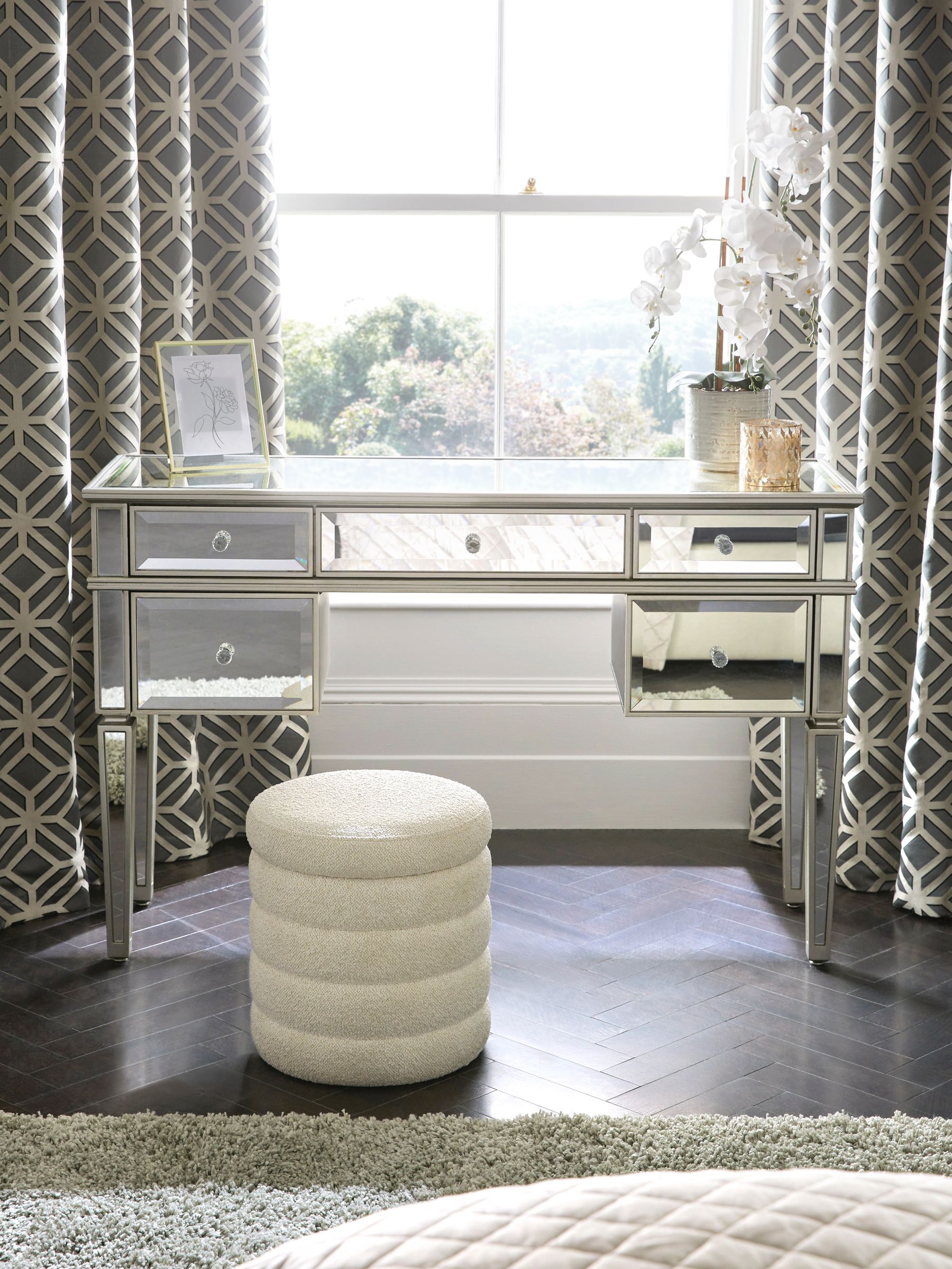 Mirrored dressing table next online