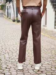 Kastanienbraun - PU-Hose mit Gürtel - Bild 2 von 6