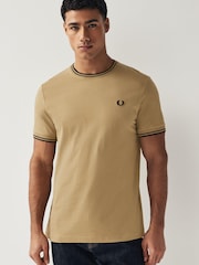 Stone - Fred Perry T-Shirt mit doppeltem Streifen und Logo - Bild 1 von 6