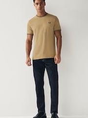 Stone - Fred Perry T-Shirt mit doppeltem Streifen und Logo - Bild 3 von 6