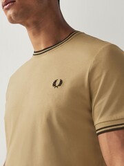Stone - Fred Perry T-Shirt mit doppeltem Streifen und Logo - Bild 4 von 6