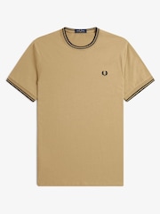 Stone - Fred Perry T-Shirt mit doppeltem Streifen und Logo - Bild 5 von 6