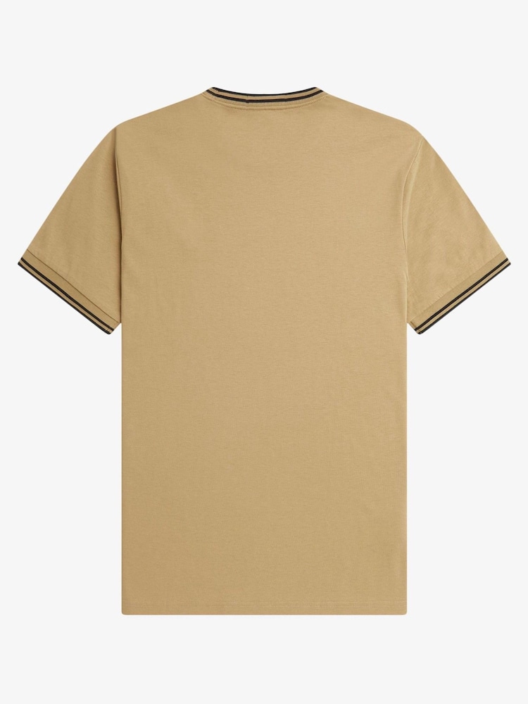 Stone - Fred Perry T-Shirt mit doppeltem Streifen und Logo - Bild 6 von 6