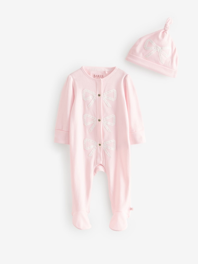 Różowy - Komplet Baker by Ted Baker: pajacyk z kokardą i czapeczka, 100% bawełna - Image 6 of 9