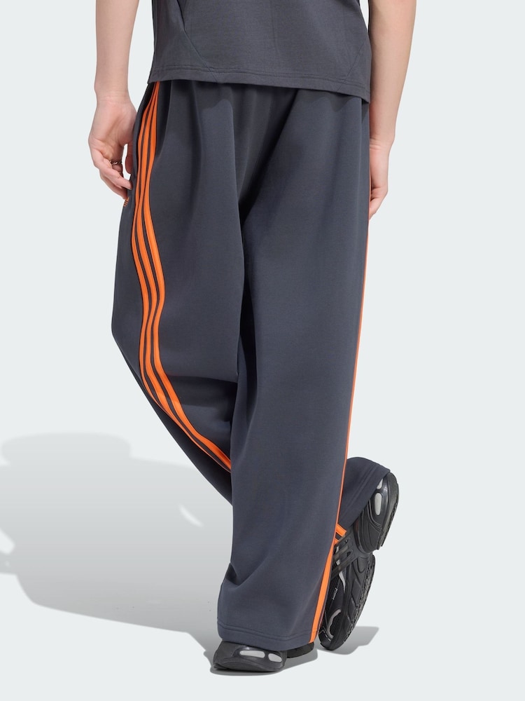 adidas Originals Grey Adicolor Baggy Joggers - Image 2 of 5 adidas Originals Grey Adicolor Baggy Joggers - Image 2 of 5