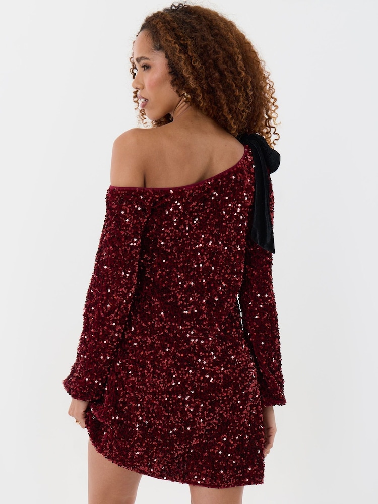 أحمر - Threadbare Sequin Slash Neck Dress with Bow Detail - صورة 2 من 5 أحمر - Threadbare Sequin Slash Neck Dress with Bow Detail - صورة 2 من 5