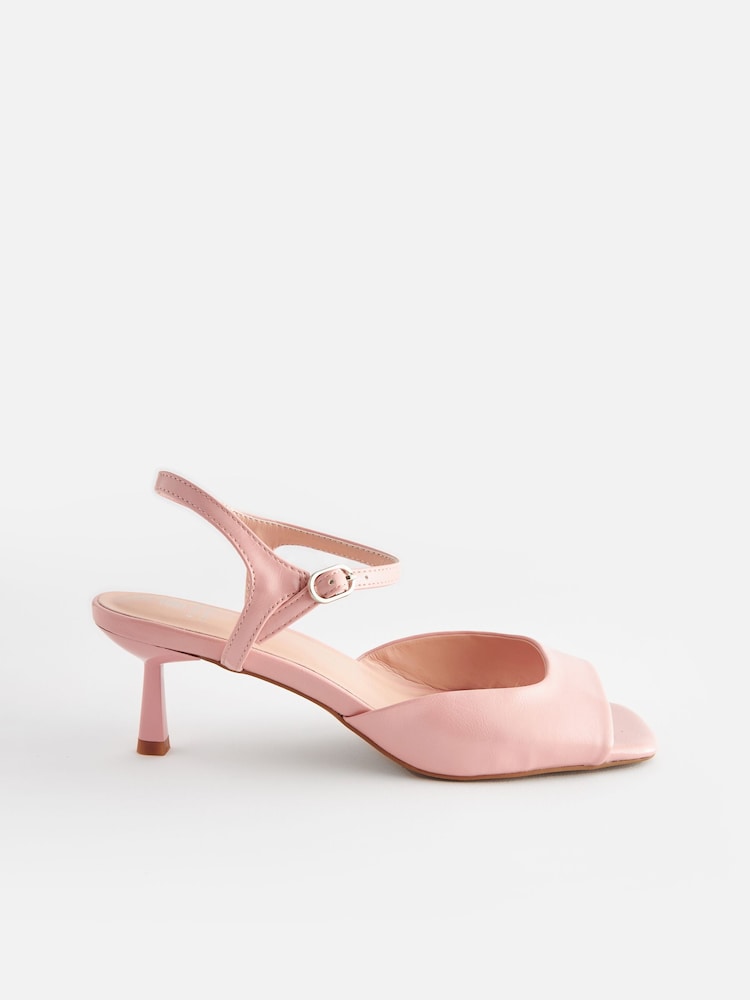 Nude - Flache, schlichte Sandalen mit Fußbett mit Forever-Comfort-Polsterung - Bild 2 von 6 Nude - Flache, schlichte Sandalen mit Fußbett mit Forever-Comfort-Polsterung - Bild 2 von 6