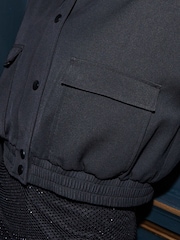 Schwarz - Rochelle Figurbetonte Twill-Bomberjacke - Bild 5 von 7