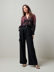 Schwarz - Langärmelige Bluse mit Blumen und Punkten​​​​​​​ - Bild 2 von 6