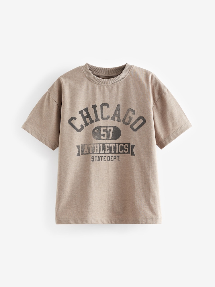 Бежевый с чикаго - Relaxed Fit Short Sleeve Graphic Print T-Shirt (3-16yrs) - Image 1 of 3