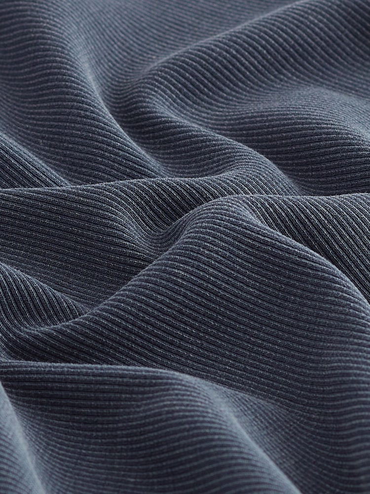 Verwaschenes Indigoblau - Ärmelloses geripptes Maxikleid mit Racer-Ausschnitt - Bild 6 von 6 Verwaschenes Indigoblau - Ärmelloses geripptes Maxikleid mit Racer-Ausschnitt - Bild 6 von 6