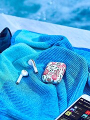 VQ Cream Cath Kidston Strawberry Garden TWS Earbuds - Image 3 of 5