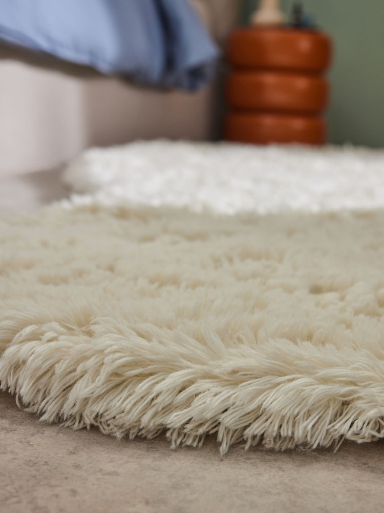 MADE.COM White Curved Dala Shaggy Berber Wool Rug - Image 5 of 5