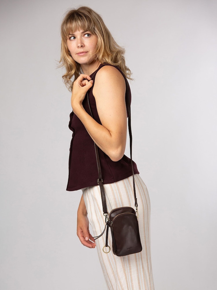 Marrón cacao - Bolso bandolera de piel para móvil Raven de Conkca - Imagen 1 de 7