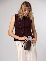 Marrón cacao - Bolso bandolera de piel para móvil Raven de Conkca - Imagen 3 de 7