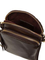Marrón cacao - Bolso bandolera de piel para móvil Raven de Conkca - Imagen 7 de 7