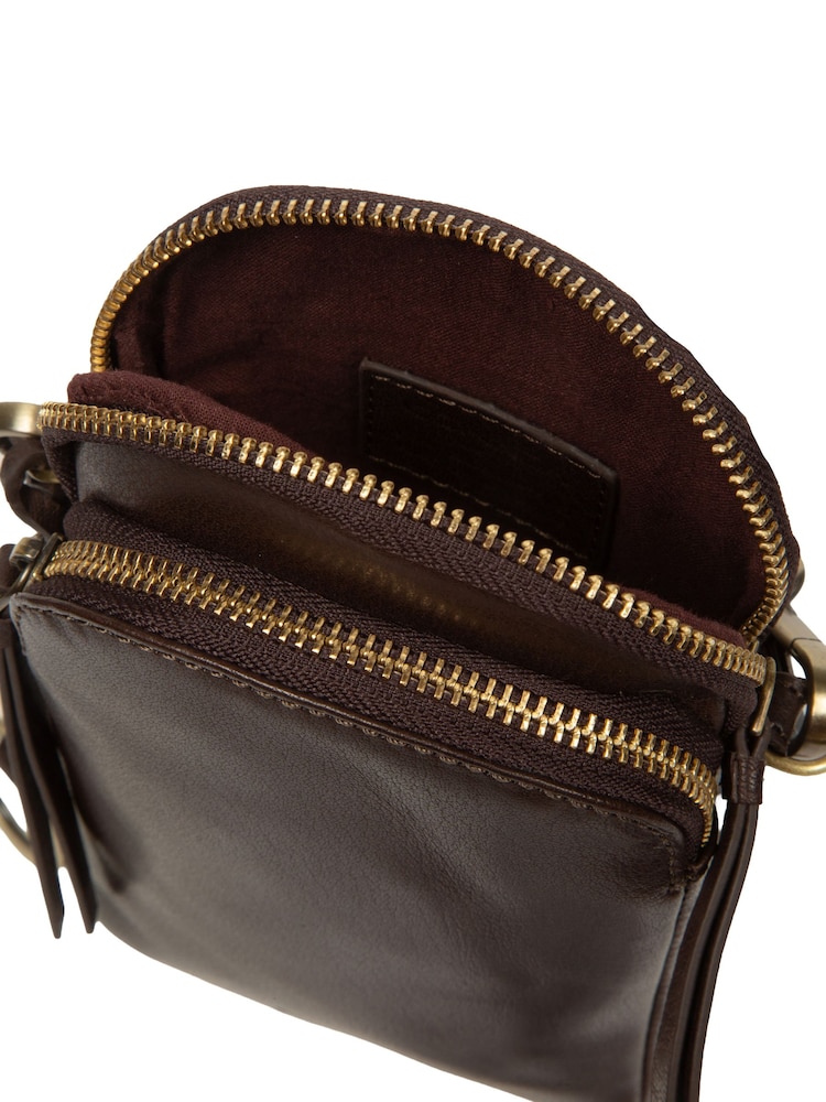 Marrón cacao - Bolso bandolera de piel para móvil Raven de Conkca - Imagen 7 de 7