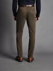 Marrón - Pantalones chinos de corte slim Ultimate sin planchado Charles Tyrwhitt - Imagen 2 de 5