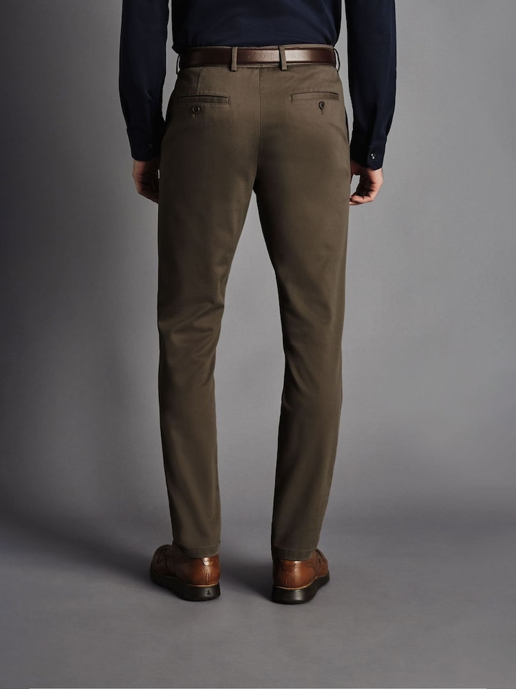 Marrón - Pantalones chinos de corte slim Ultimate sin planchado Charles Tyrwhitt - Imagen 2 de 5