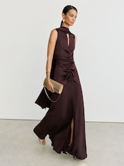 Weintraube Burgunder - Reiss Abi Cape-Detail Satin-Mix Ruched Maxi Dress - Bild 1 von 10