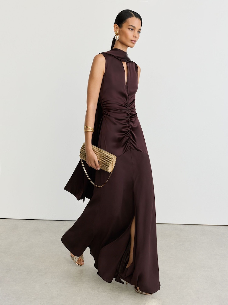Weintraube Burgunder - Reiss Abi Cape-Detail Satin-Mix Ruched Maxi Dress - Bild 1 von 10 Weintraube Burgunder - Reiss Abi Cape-Detail Satin-Mix Ruched Maxi Dress - Bild 1 von 10