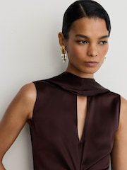 Weintraube Burgunder - Reiss Abi Cape-Detail Satin-Mix Ruched Maxi Dress - Bild 3 von 10