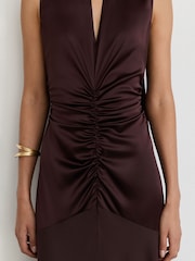 Weintraube Burgunder - Reiss Abi Cape-Detail Satin-Mix Ruched Maxi Dress - Bild 6 von 10